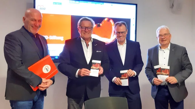 Mitglieder des Stiftungsrates: Vorne Bernhard Uppenkamp (Vorsitzender seit 2022) und Willi Brunswick † (Vorsitzender bis 2022) dahinter Jochen Gottke (Vorstandsvorsitzender) und Ibrahim Yetim (Beisitzer)